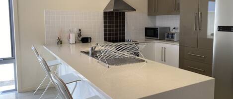 Kühlschrank, Mikrowelle, Geschirrspüler, Toaster