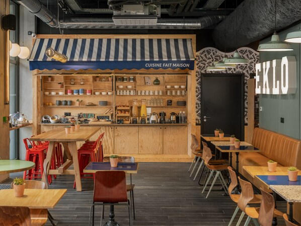 Café da manhã, almoço e jantar; culinária francesa 