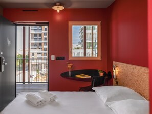 Soundproofing, free WiFi, bed sheets