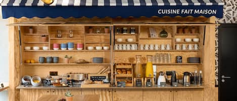 Petit déjeuner buffet (10 EUR par personne)