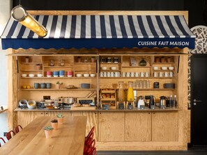 Café da manhã com buffet todos os dias (EUR 10 por pessoa) 