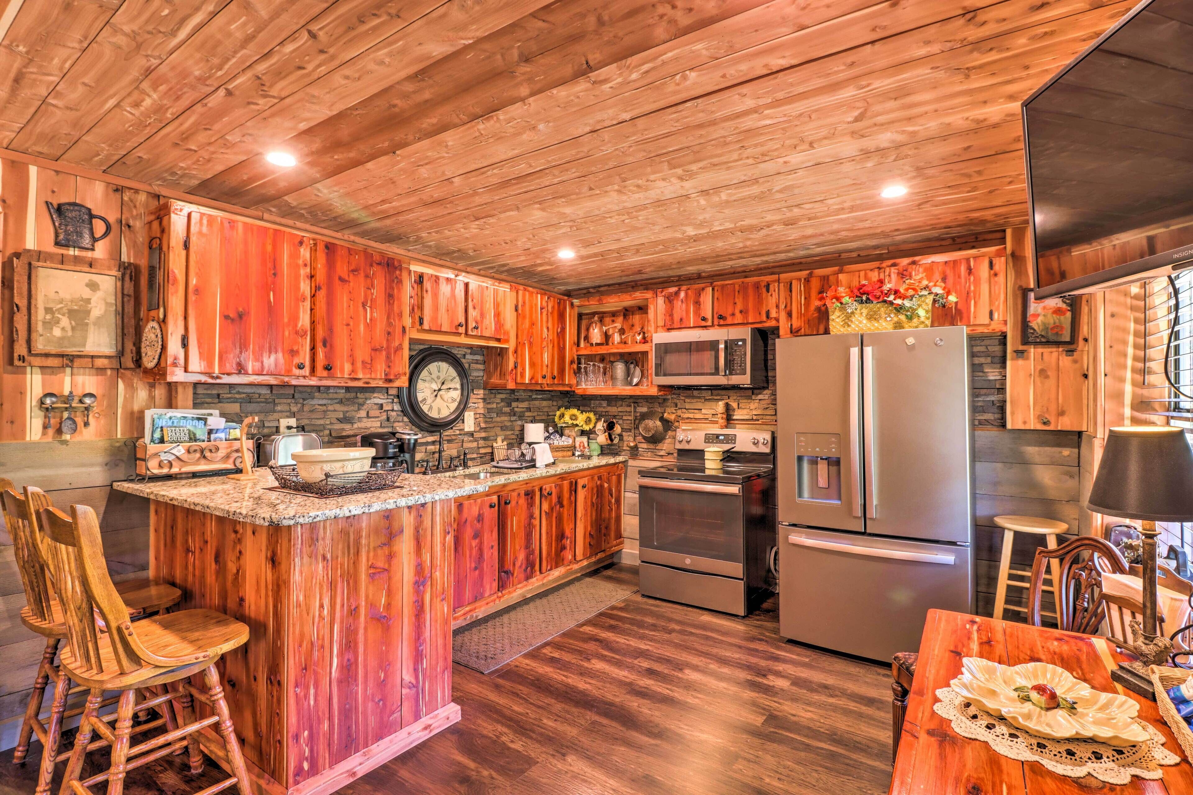 Quiet, Historic Manor: Located in Ghost Town!