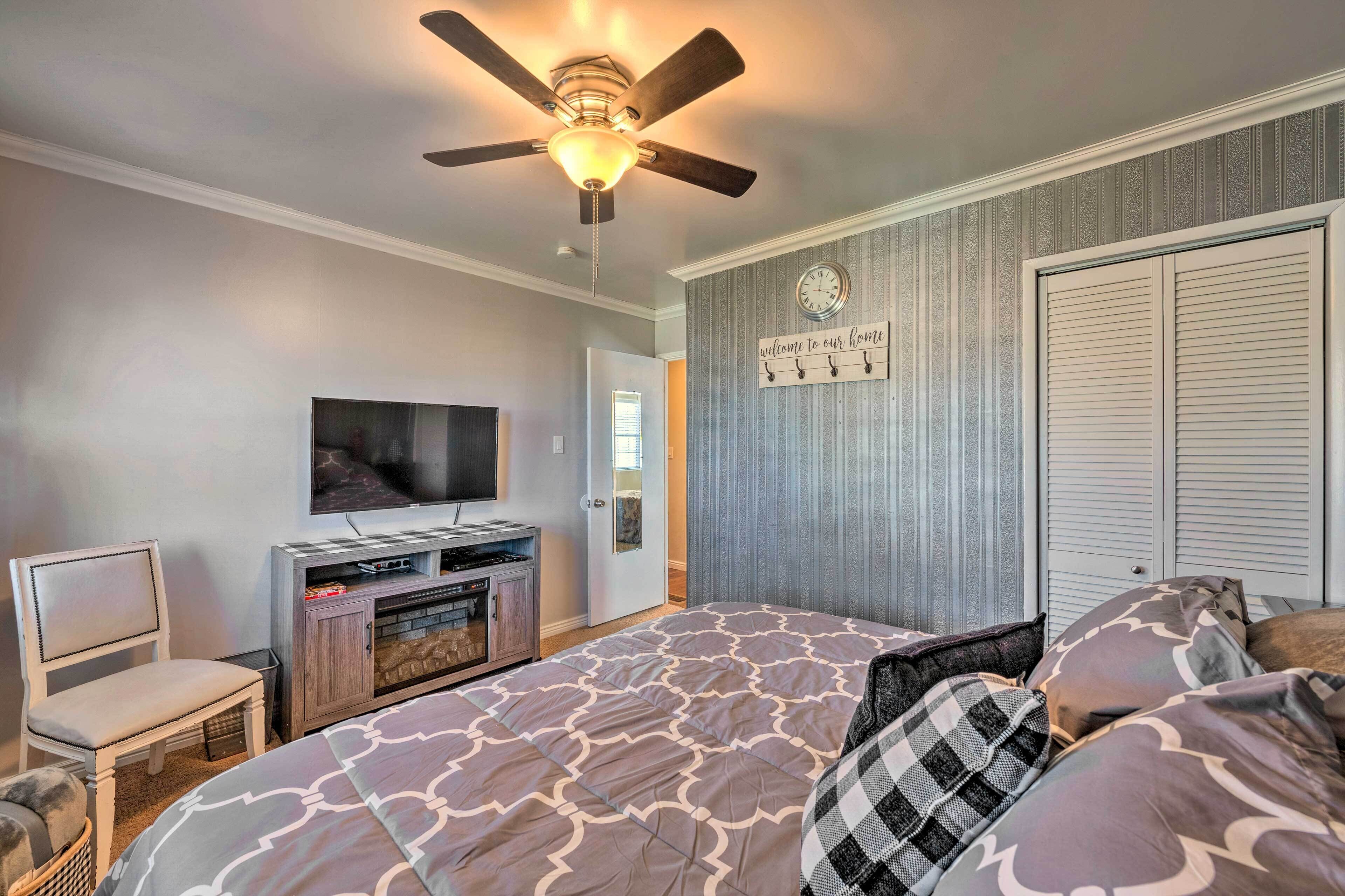 3 bedrooms, desk, iron/ironing board, travel crib