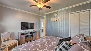 3 bedrooms, desk, iron/ironing board, travel crib
