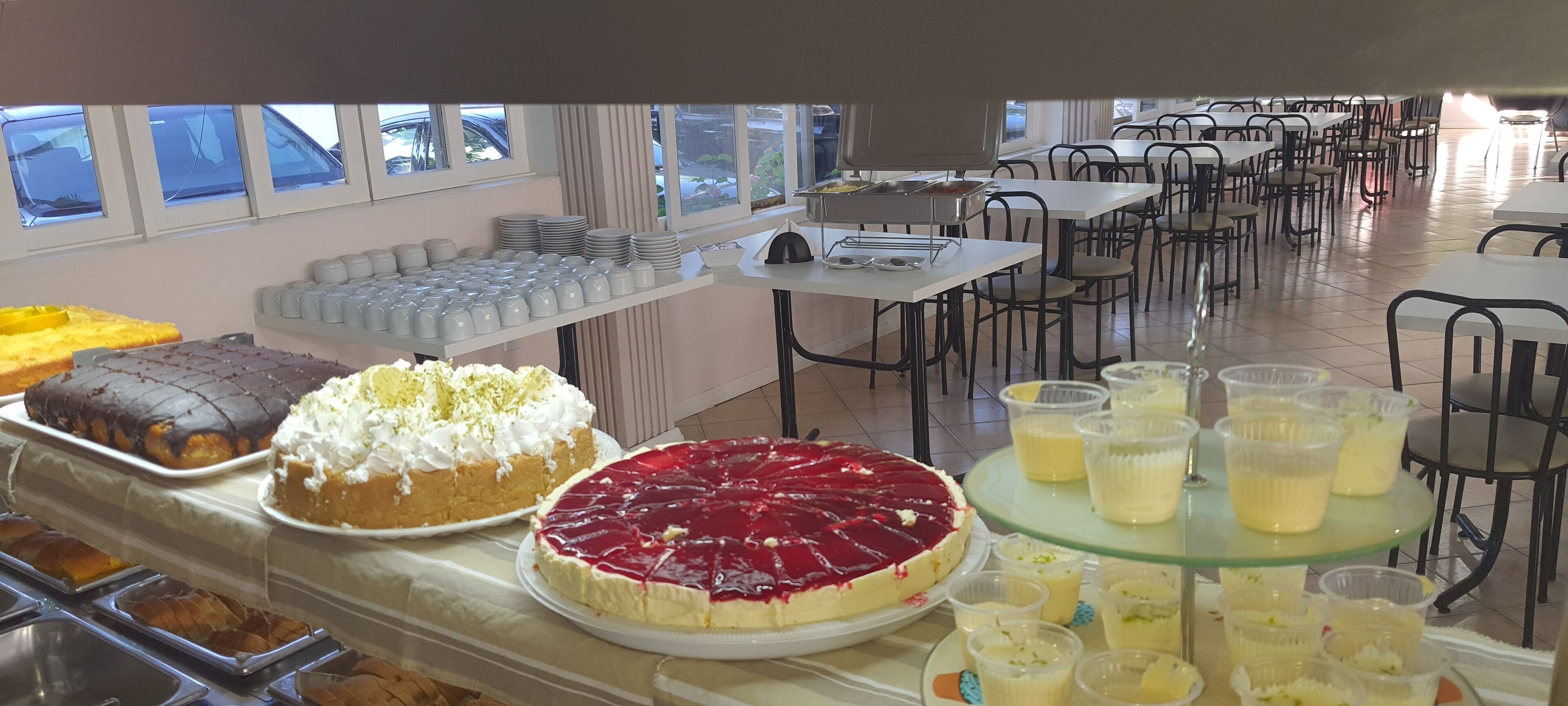 Un espace buffet proposant une variété de desserts et de boissons.