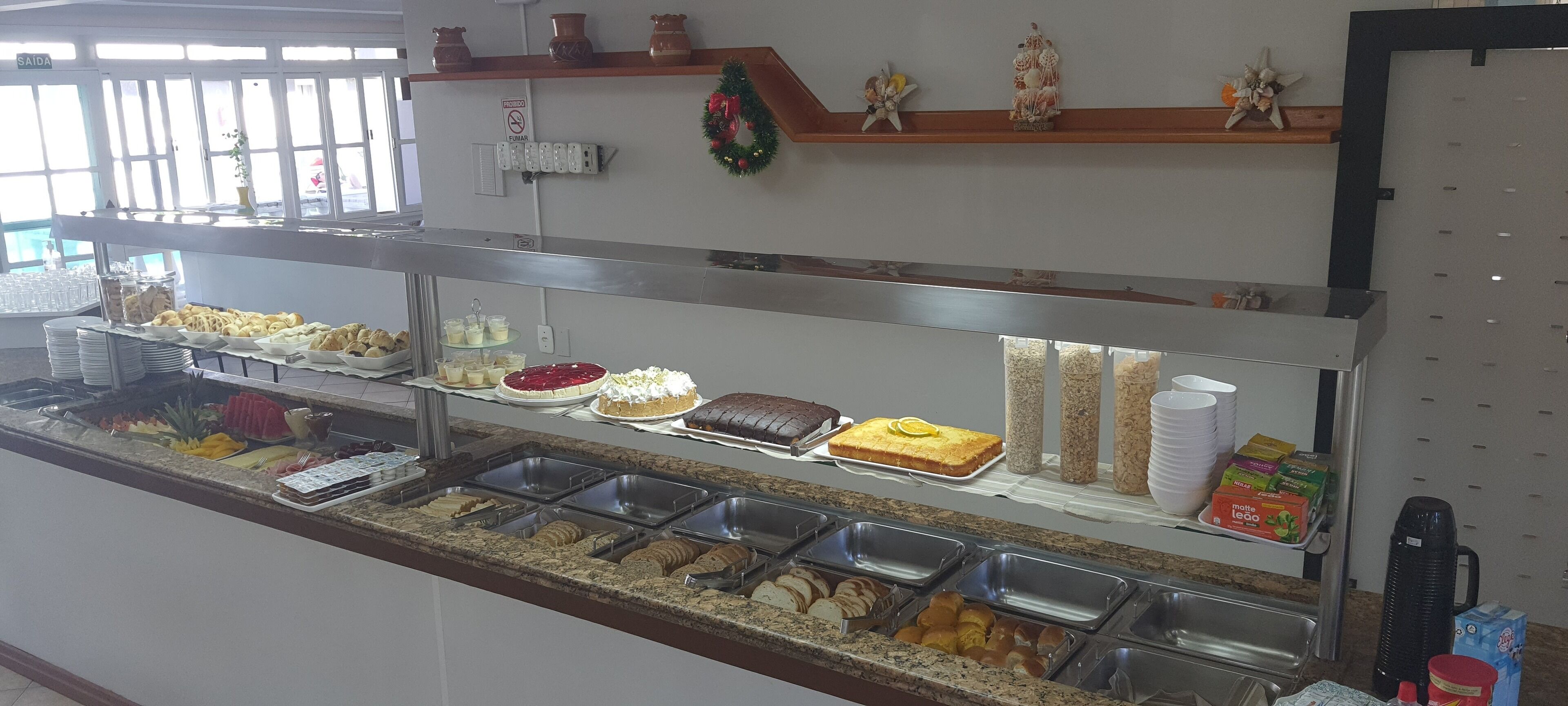 Ein Buffet mit verschiedenen Speisen und Getränken.