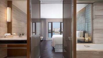 Executive Suite, 1 King Bed | Bathroom
