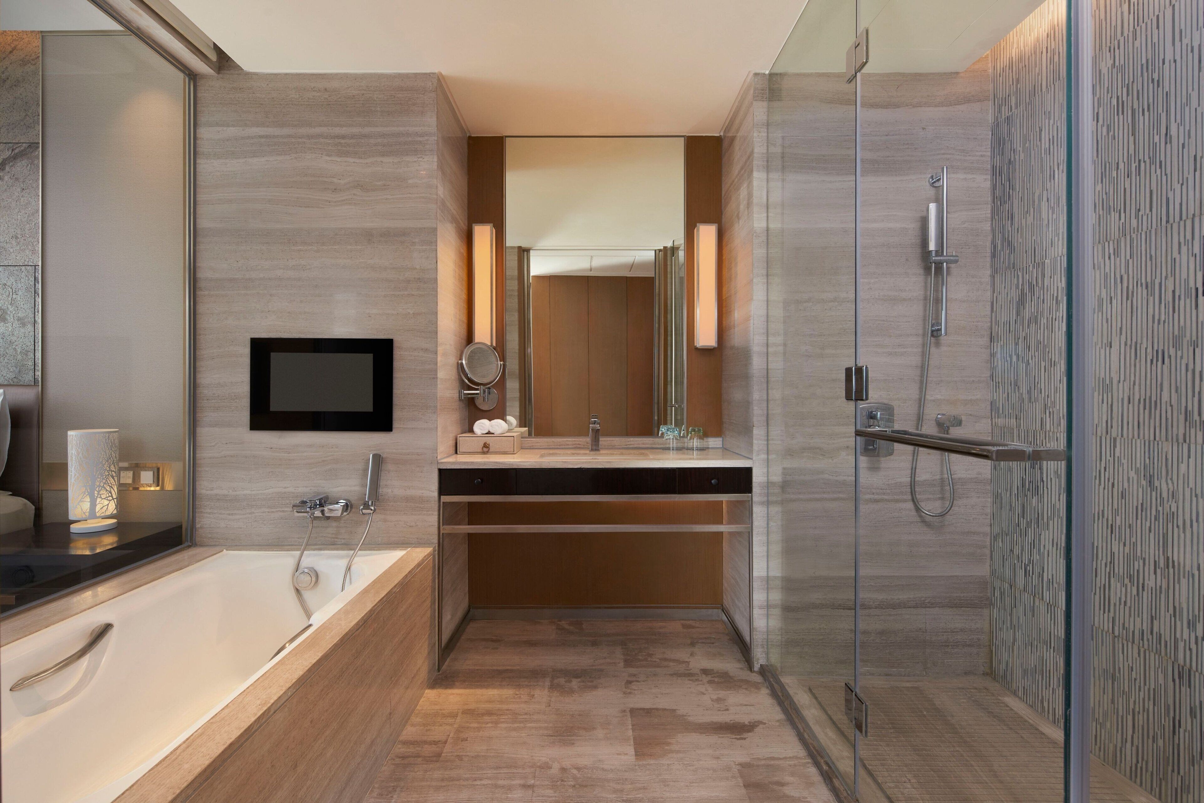 Une salle de bain moderne avec une baignoire, un meuble-lavabo et une douche à l’italienne.