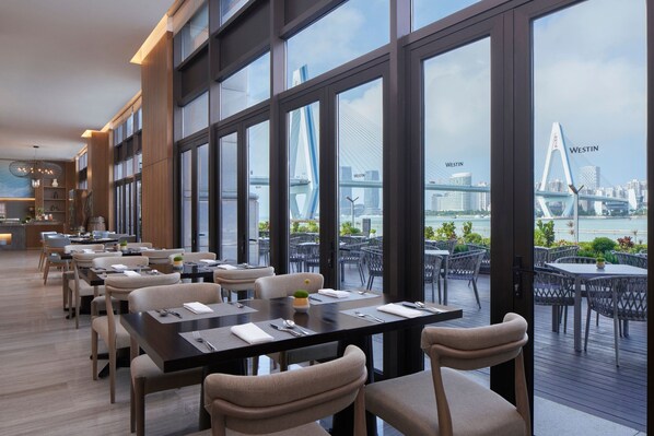 3 restaurants servant le petit déjeuner, spécialités Cuisine asiatique