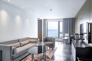 Executive Suite, 1 King Bed | Living area