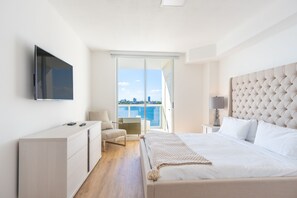 2 bedrooms, iron/ironing board, travel crib, free WiFi - Chic Waterfront Retreat | Panoramic Intracoastal Views (Sunny Isles Beach)