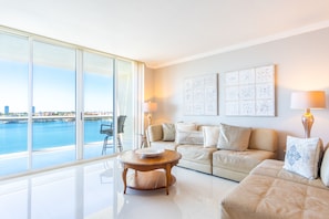 TV - Bright & Spacious Condo with Breathtaking Bay Views + WiFi (Sunny Isles Beach)