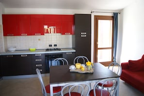Frigorifero, forno, piano cottura, pentole/stoviglie/utensili