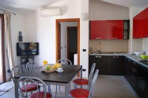 Kühlschrank, Ofen, Herdplatte, Kochgeschirr/Geschirr/Besteck