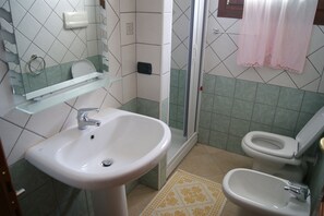 Douche, bidet, papier toilette