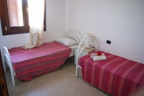 2 chambres, fer et planche à repasser