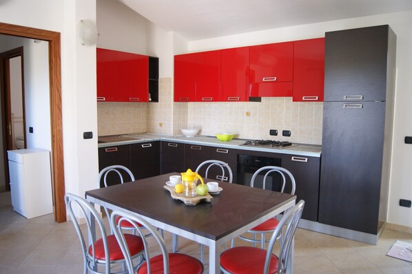 Réfrigérateur, four, plaque de cuisson