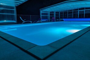 Una piscina cubierta, una piscina climatizada