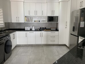 Appartement Luxe | Cuisine privée | Batterie de cuisine, vaisselle et ustensiles