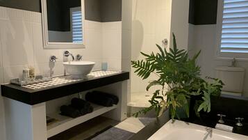 Luxury Apartment | Bathroom