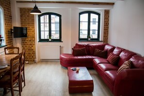 Comfort-Studiosuite | Wohnbereich | Flachbildfernseher