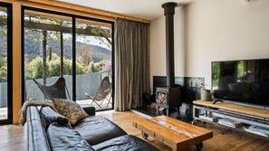 TV, fireplace, books - One Bright Stay in beautiful Bright (Bright)