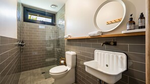 Bathtub, hair dryer - One Bright Stay in beautiful Bright (Bright)