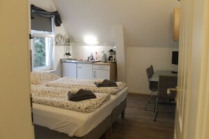 Apartamento clássico | Área de estar | TV de tela plana 32 polegadas com canais via satélite, TV