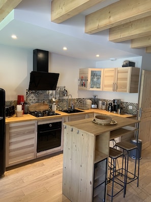 Fridge, oven, dishwasher, coffee/tea maker