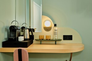 Habitación Deluxe (Spa Access) | Área de sala de estar | Smart TV de 32 pulgadas con canales por cable y televisión
