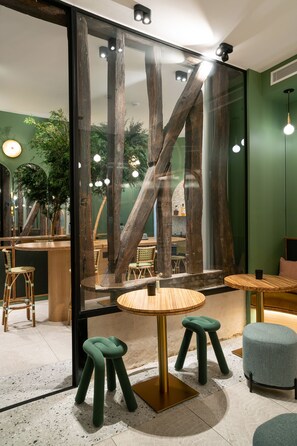 每日供應吃到飽早餐 (每人 EUR15)