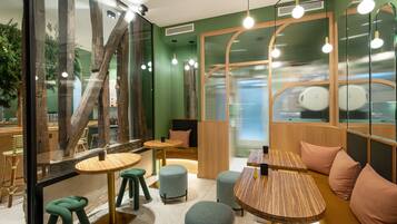 Se ofrece un desayuno bufé (15 EUR por persona)