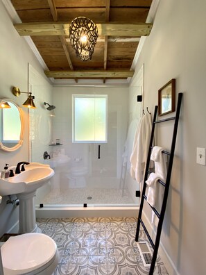 Shower, hair dryer, towels - Classic craftsman centrally located close to downtown, VSU and SGMC (Valdosta)