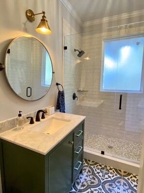 Douche, sèche-cheveux, serviettes fournies