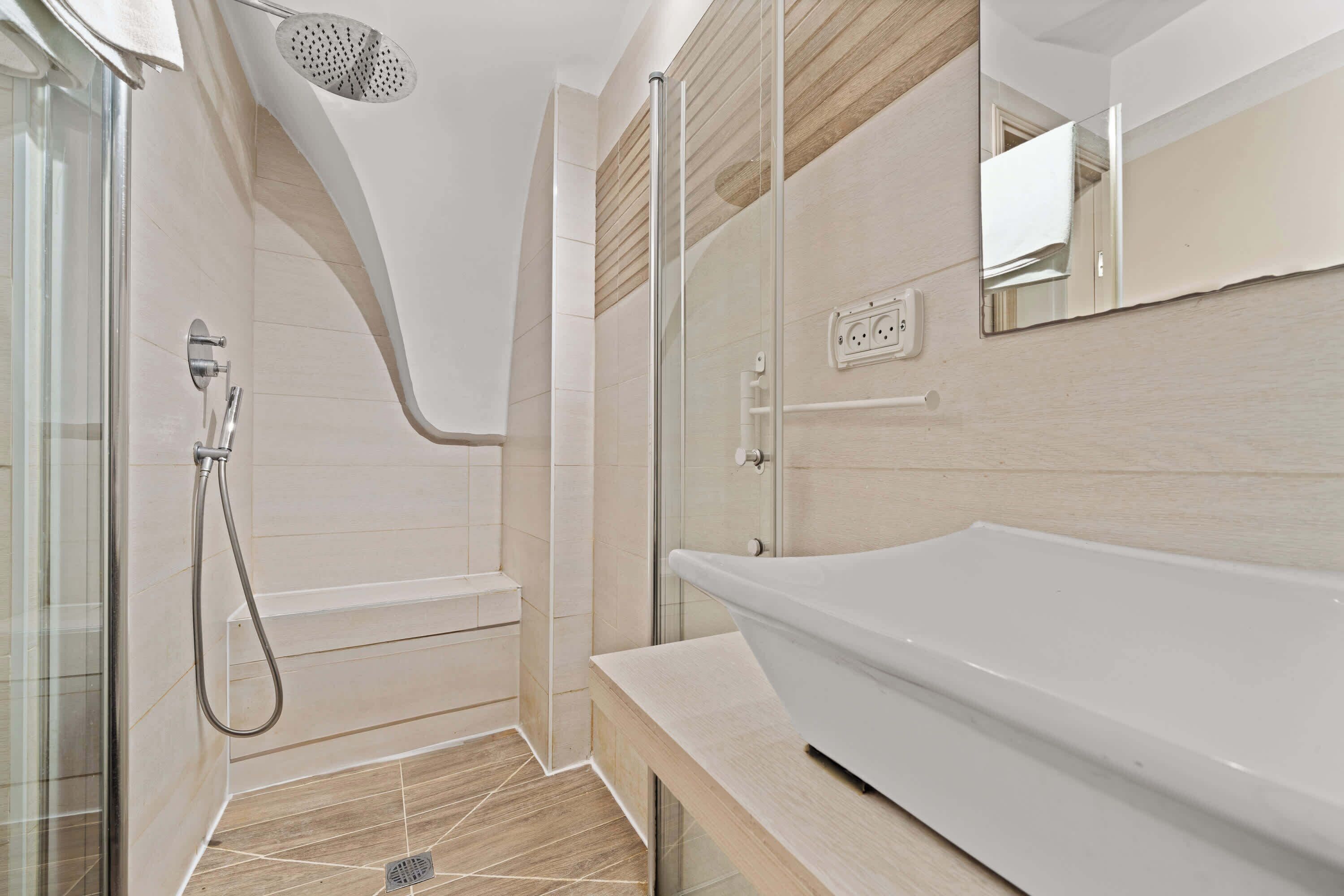 Badewanne, Haartrockner, Handtücher