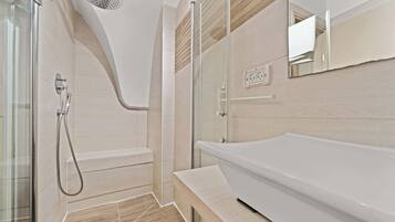 Badewanne, Haartrockner, Handtücher