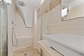 Badewanne, Haartrockner, Handtücher
