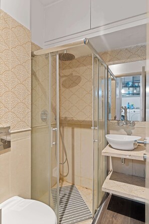 Bathtub, hair dryer, towels