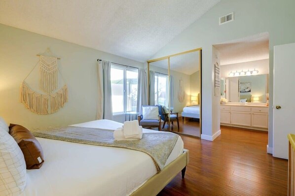 4 bedrooms, desk, iron/ironing board, travel cot - @ Marbella Lane - 4BR Home Away From Home | Ldry (Fremont)