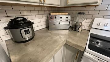 雪櫃、微波爐、焗爐、爐具