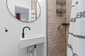 Asciugacapelli, shampoo, carta igienica