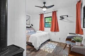 1 bedroom, desk, iron/ironing board, travel cot - Cottage #3 - Spearfish Orchard Creek Cottages (Spearfish)