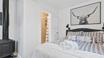 1 soverom, skrivebord, strykejern/-brett og reiseseng for barn
