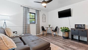 Una televisión, una chimenea