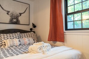 1 chambre, bureau, fer et planche à repasser, lit parapluie