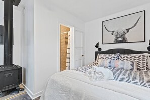 1 camera, una scrivania, ferro/asse da stiro, culla da viaggio