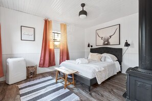 Desk, iron/ironing board, travel cot, WiFi - Cottage #4 - Spearfish Orchard Creek Cottages (Spearfish)