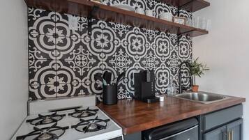 Frigorífico, cafetera o tetera y utensilios de cocina