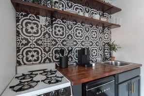 Frigorífico, cafetera o tetera y utensilios de cocina