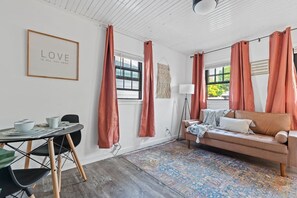 Una televisión, una chimenea